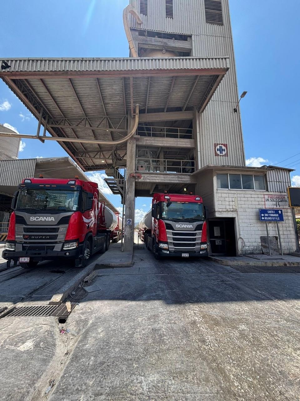 Descarga de cemento a granel en instalación industrial de cliente